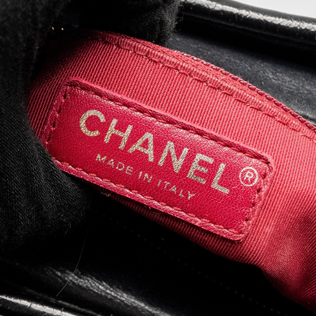 chanel-small-chevron-gabrielle-hobo-bag-calfskin-black-multicolour-hardware-1