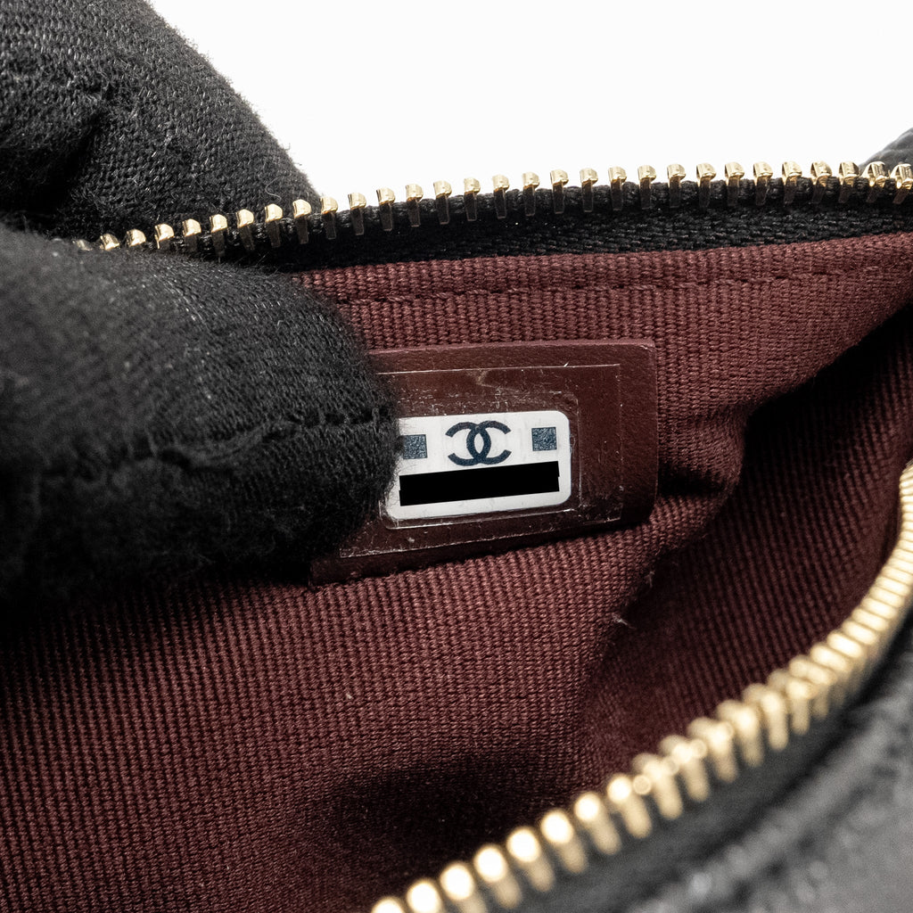 chanel-25c-quilted-hobo-bag-caviar-black-ghwmicrochip