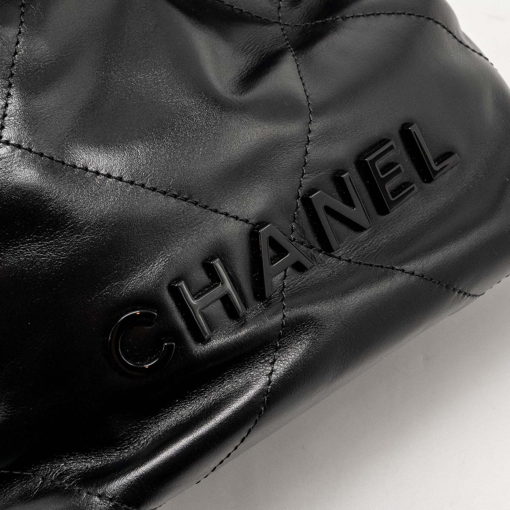chanel-mini-22-so-black