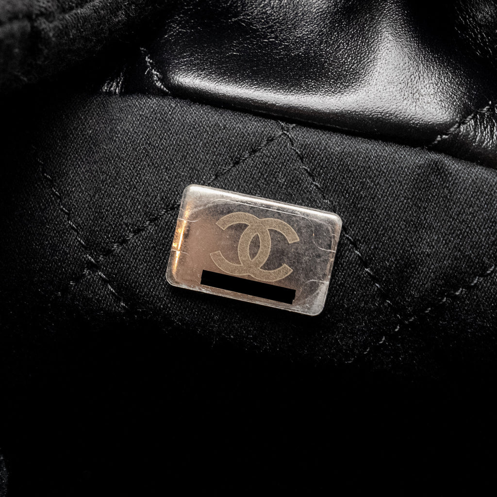chanel-mini-22-so-black