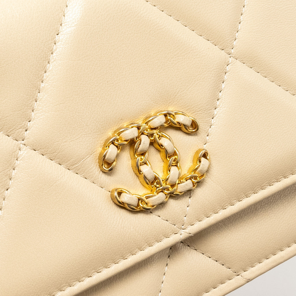 chanel-19-wallet-on-chain-lambskin-light-beige-multicolour-hardware