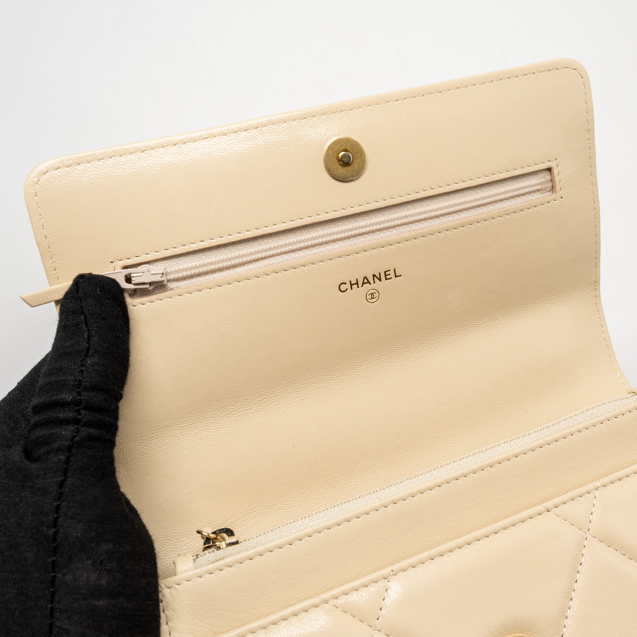 chanel-19-wallet-on-chain-lambskin-light-beige-multicolour-hardware