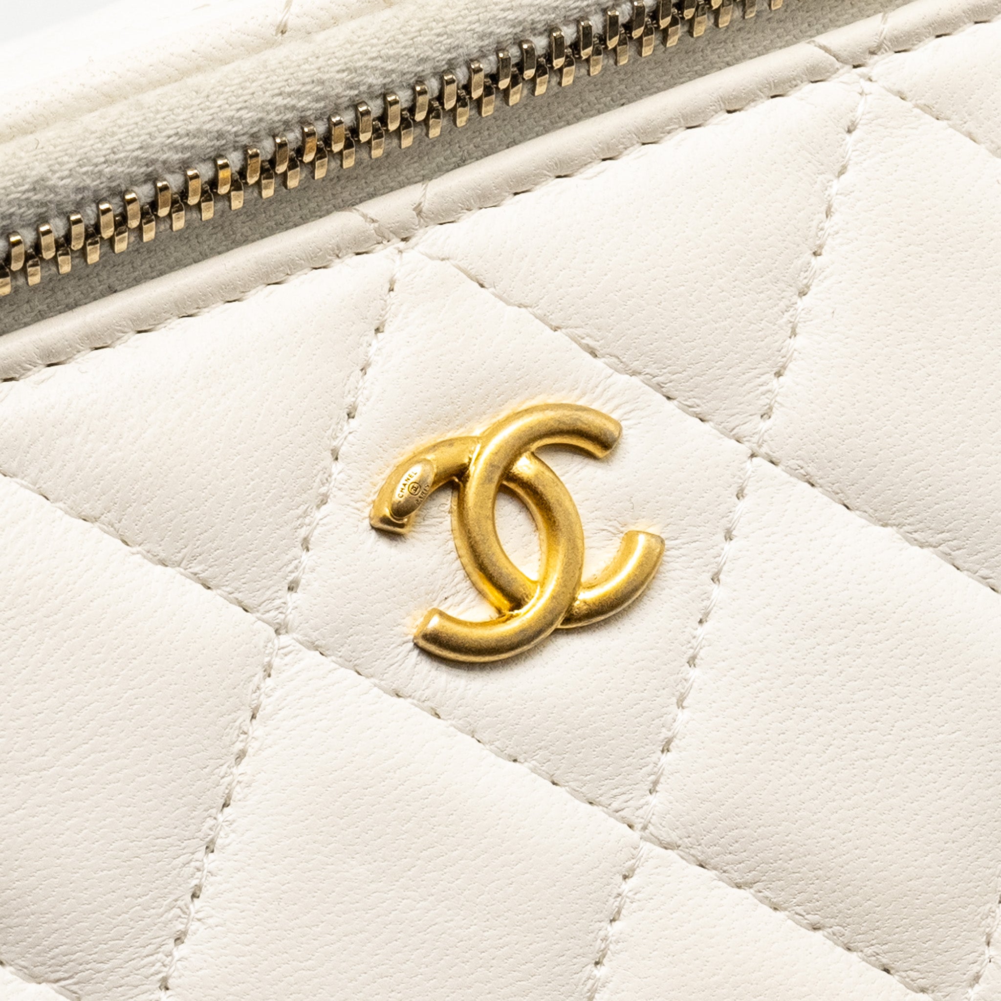 chanel-pearl-crush-long-vanity-case-lambskin-white-ghw-microchip