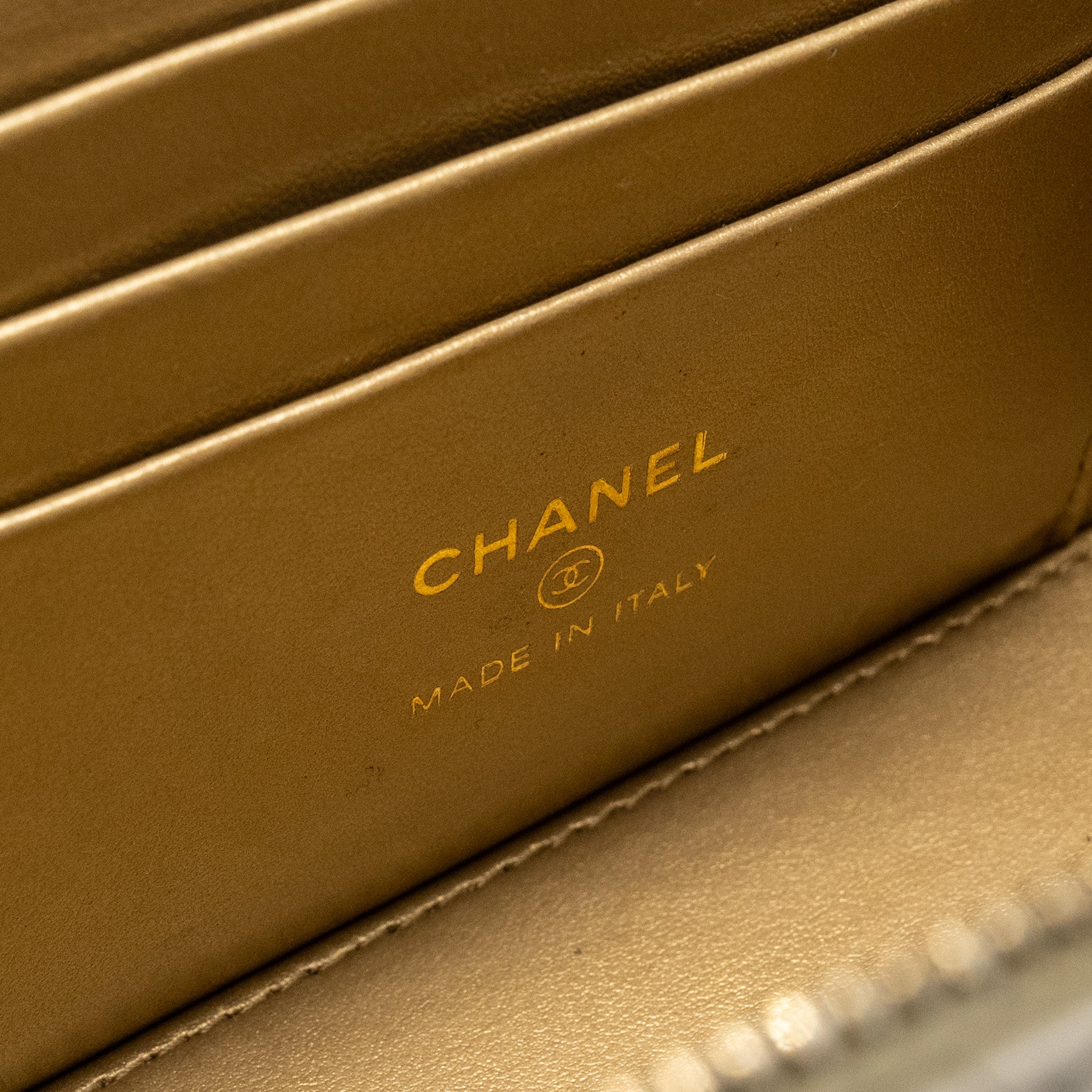 chanel-pearl-crush-long-vanity-case-lambskin-white-ghw-microchip