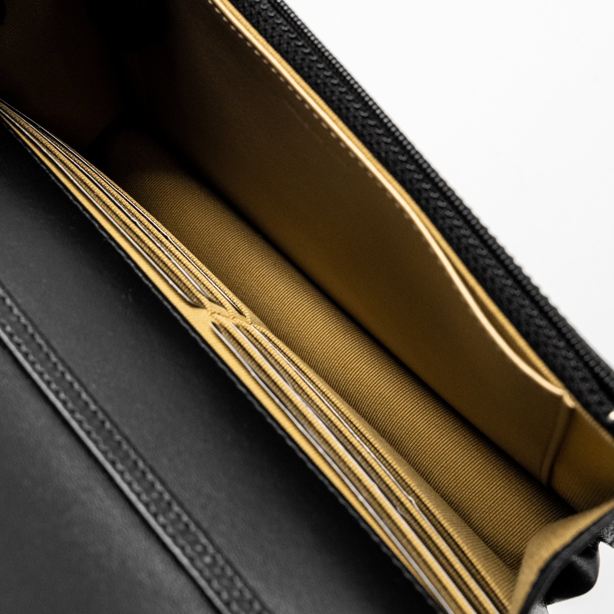 chanel-pearl-crush-wallet-on-chain-lambskin-black-ghw-microchip-copy-3