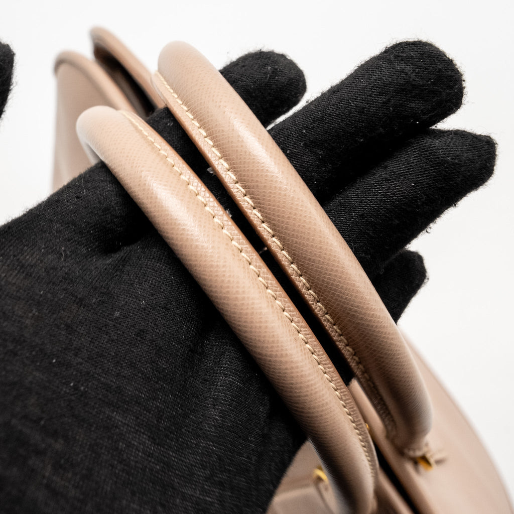 prada-saffiano-vernice-promenade-dome-tote-leather-beige