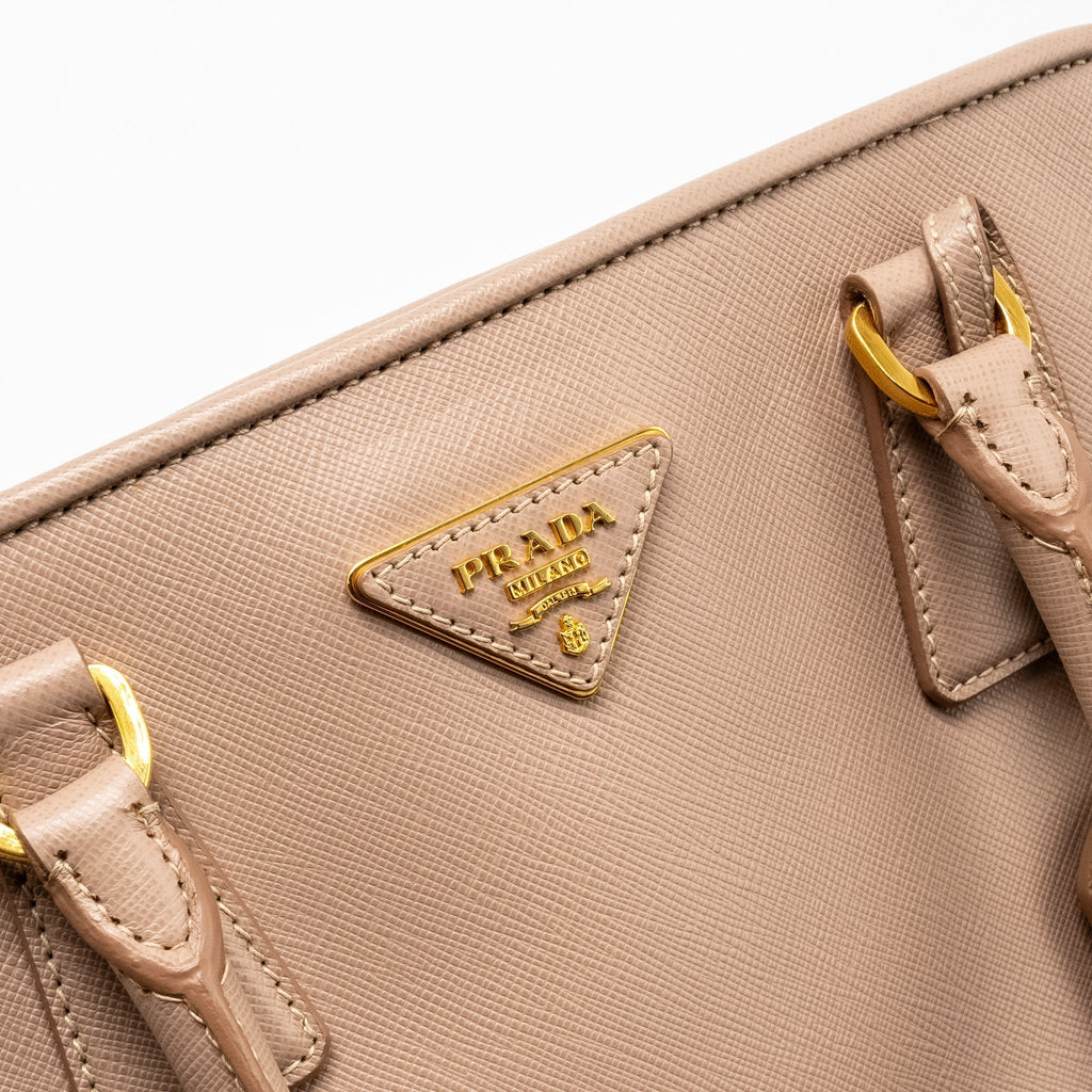 prada-saffiano-vernice-promenade-dome-tote-leather-beige