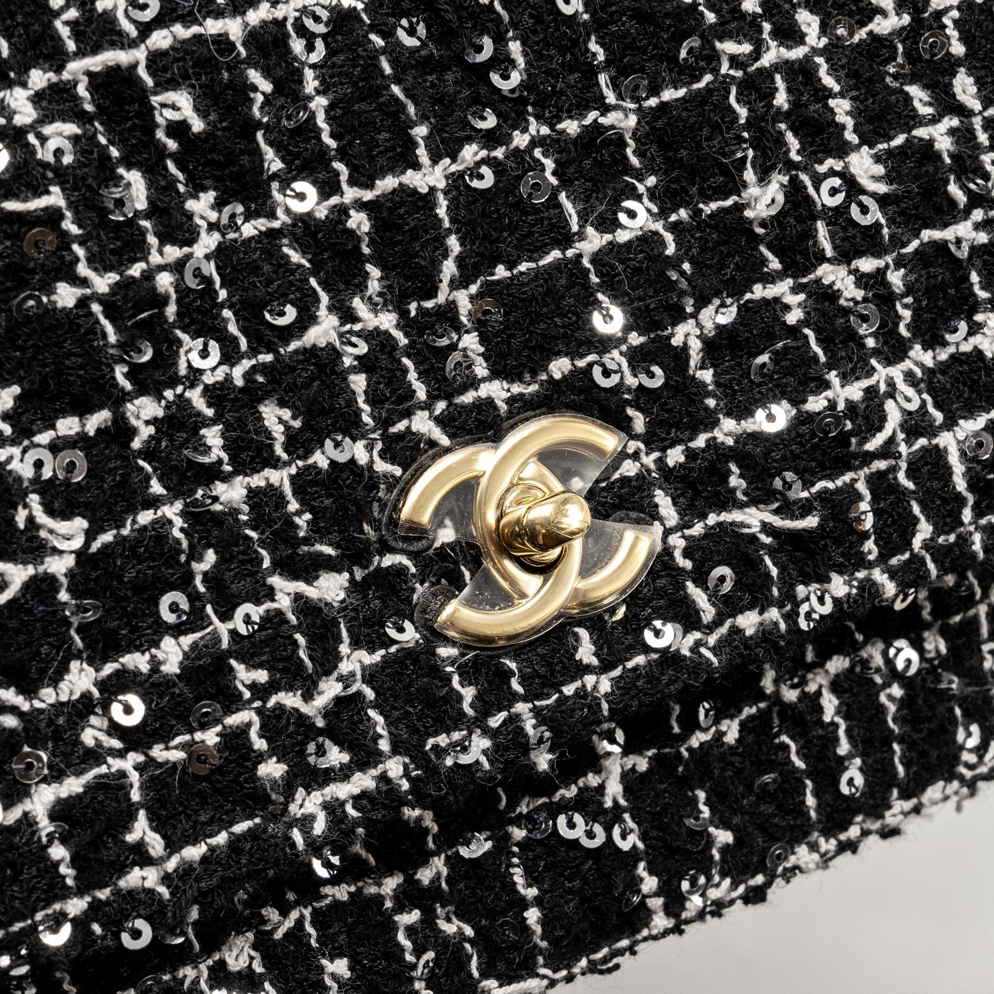 chanel-24p-detail-chains-wallet-on-chain-tweed-sequins-black-white-lghwmicrochip