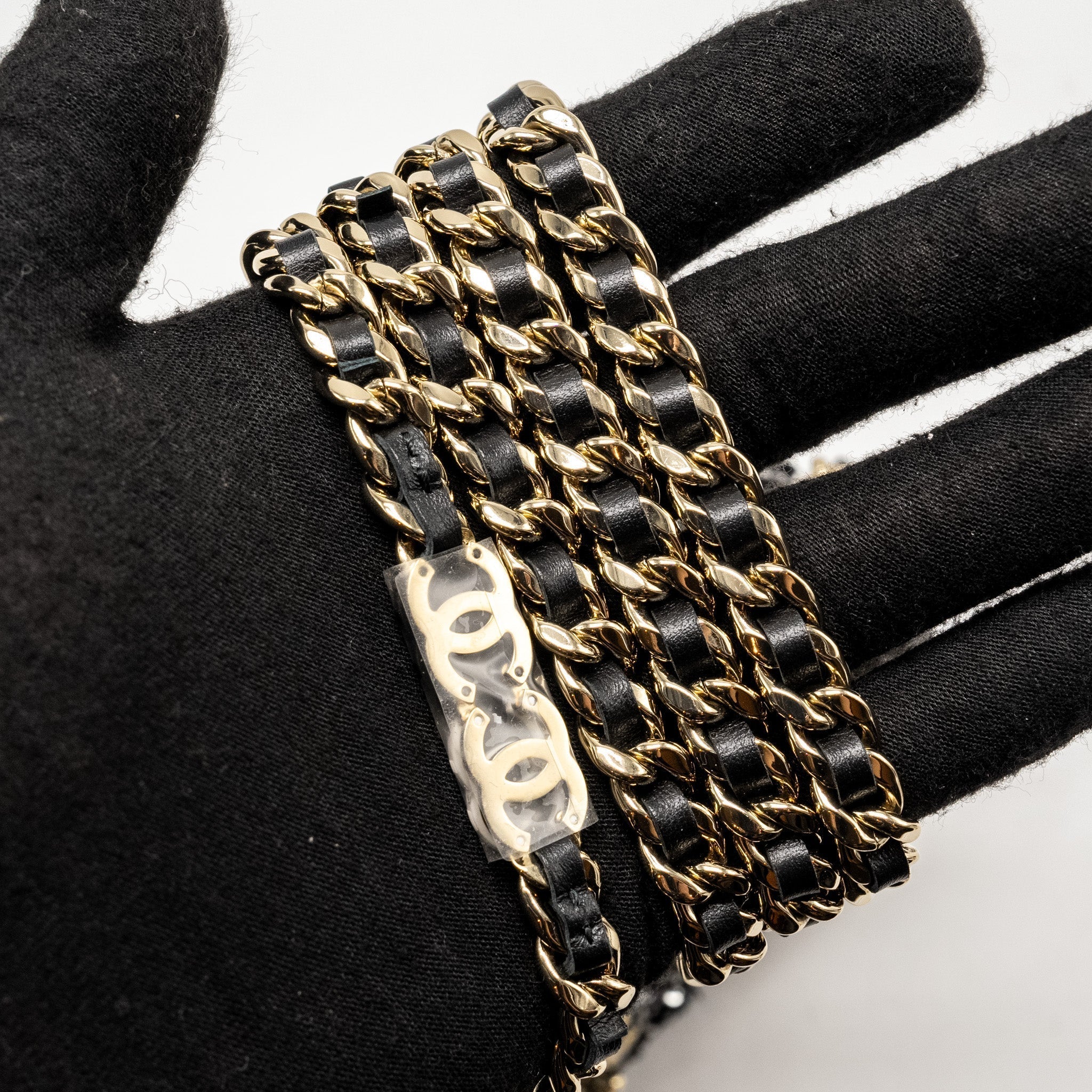 chanel-24p-detail-chains-wallet-on-chain-tweed-sequins-black-white-lghwmicrochip