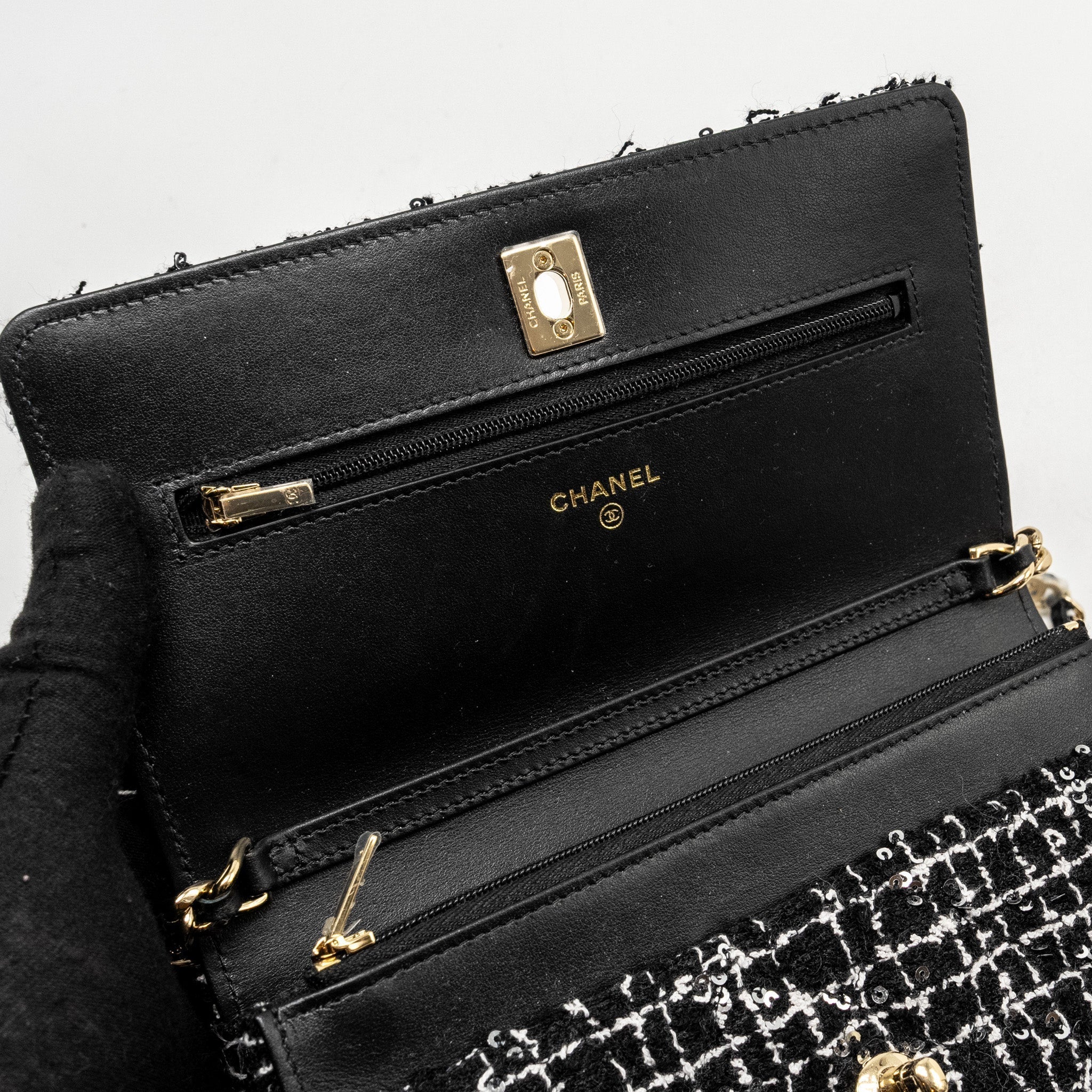chanel-24p-detail-chains-wallet-on-chain-tweed-sequins-black-white-lghwmicrochip