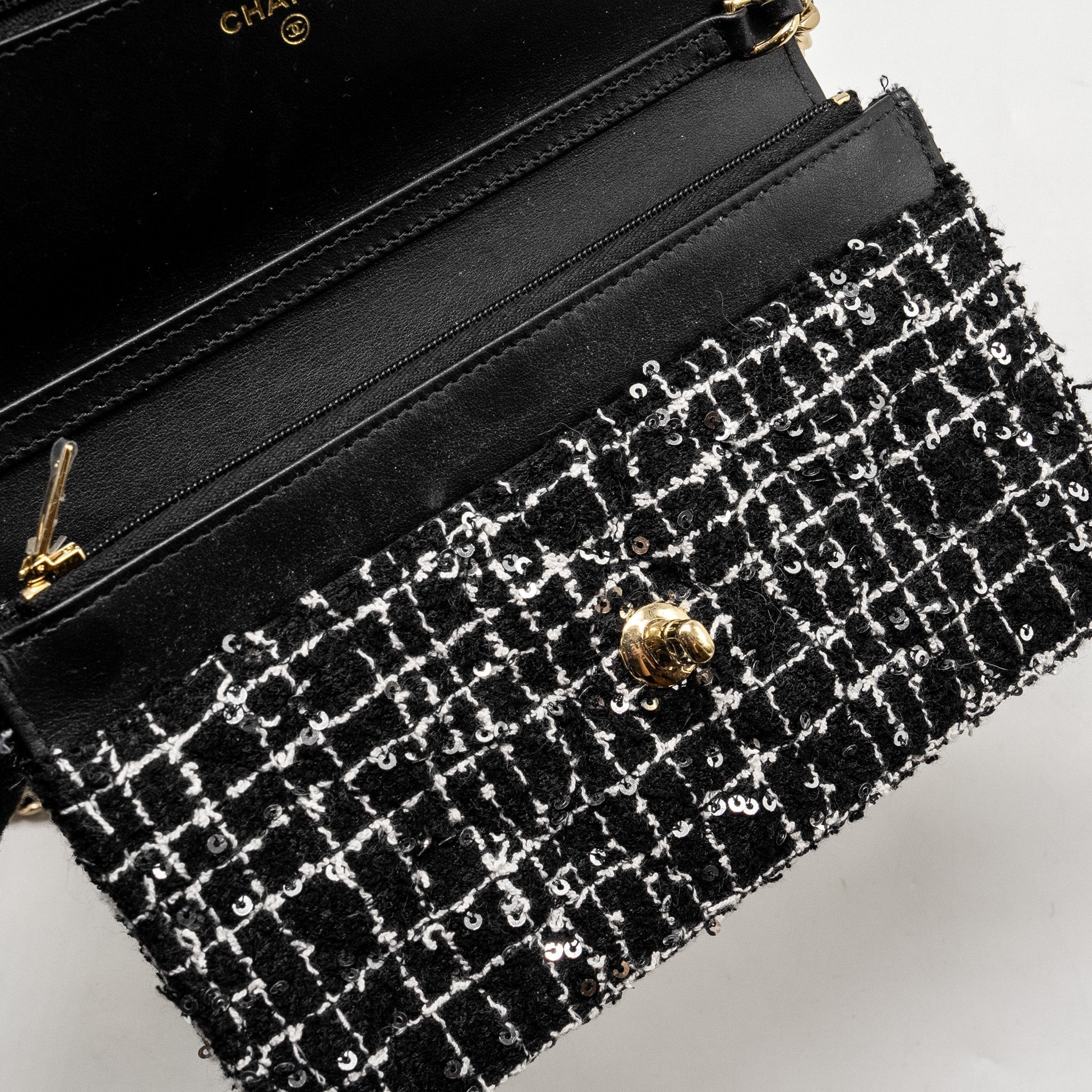chanel-24p-detail-chains-wallet-on-chain-tweed-sequins-black-white-lghwmicrochip