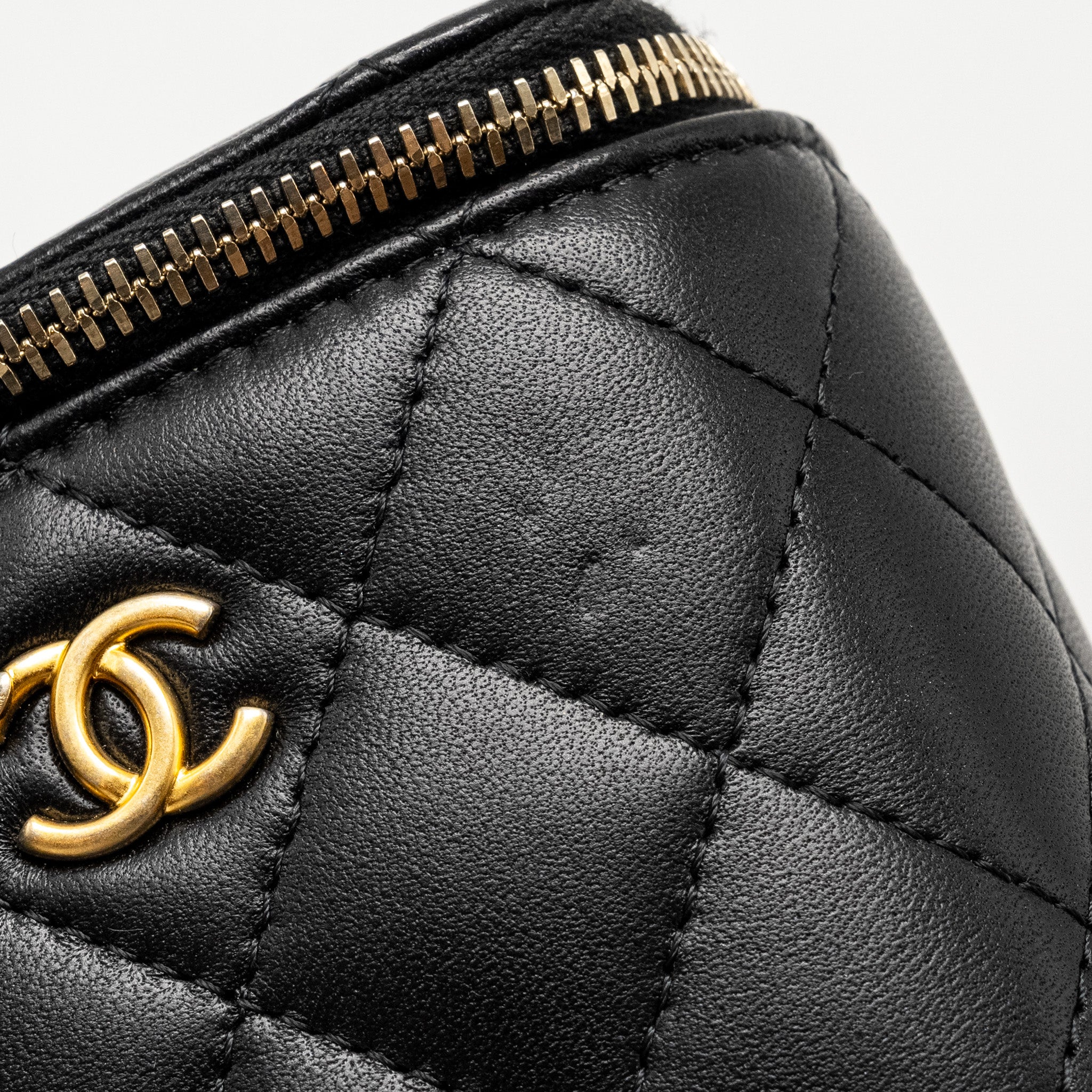 chanel-pearl-crush-mini-vanity-case-lambskin-black-ghw-copy