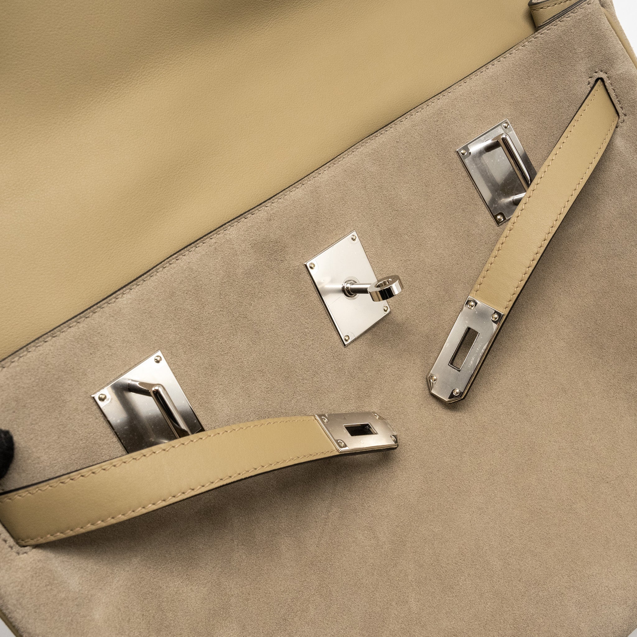 hermes-maxi-kelly-42-grizzly-swift-gris-caillou-beige-marfa-shw-stamp-w