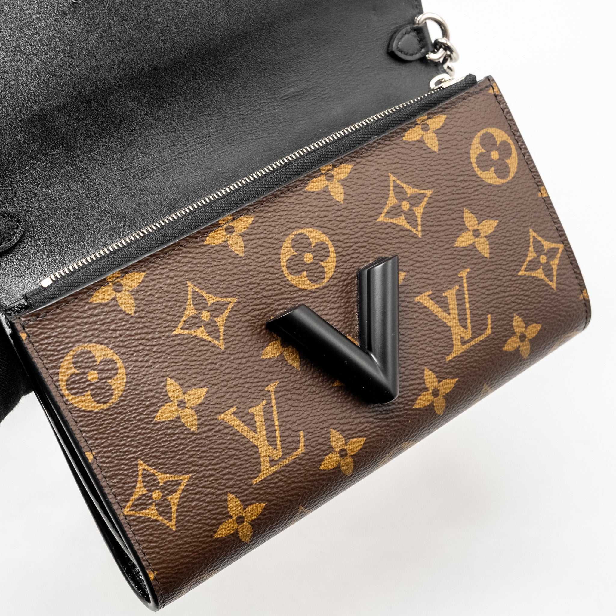 louis-vuitton-wild-at-heart-twist-wallet-on-chain-calfskin-monogram-canvas-multicololur-black-sliver-hardware