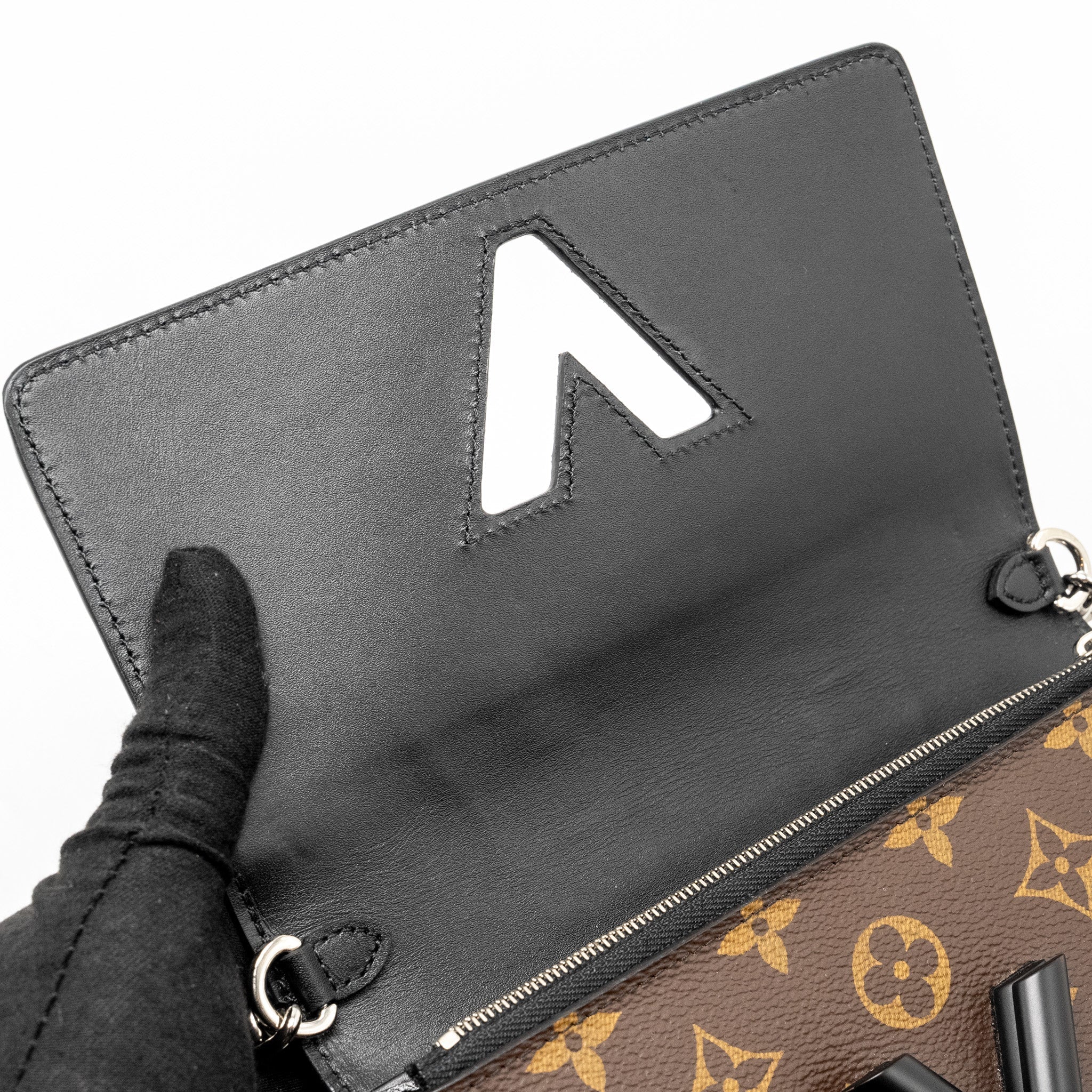 louis-vuitton-wild-at-heart-twist-wallet-on-chain-calfskin-monogram-canvas-multicololur-black-sliver-hardware