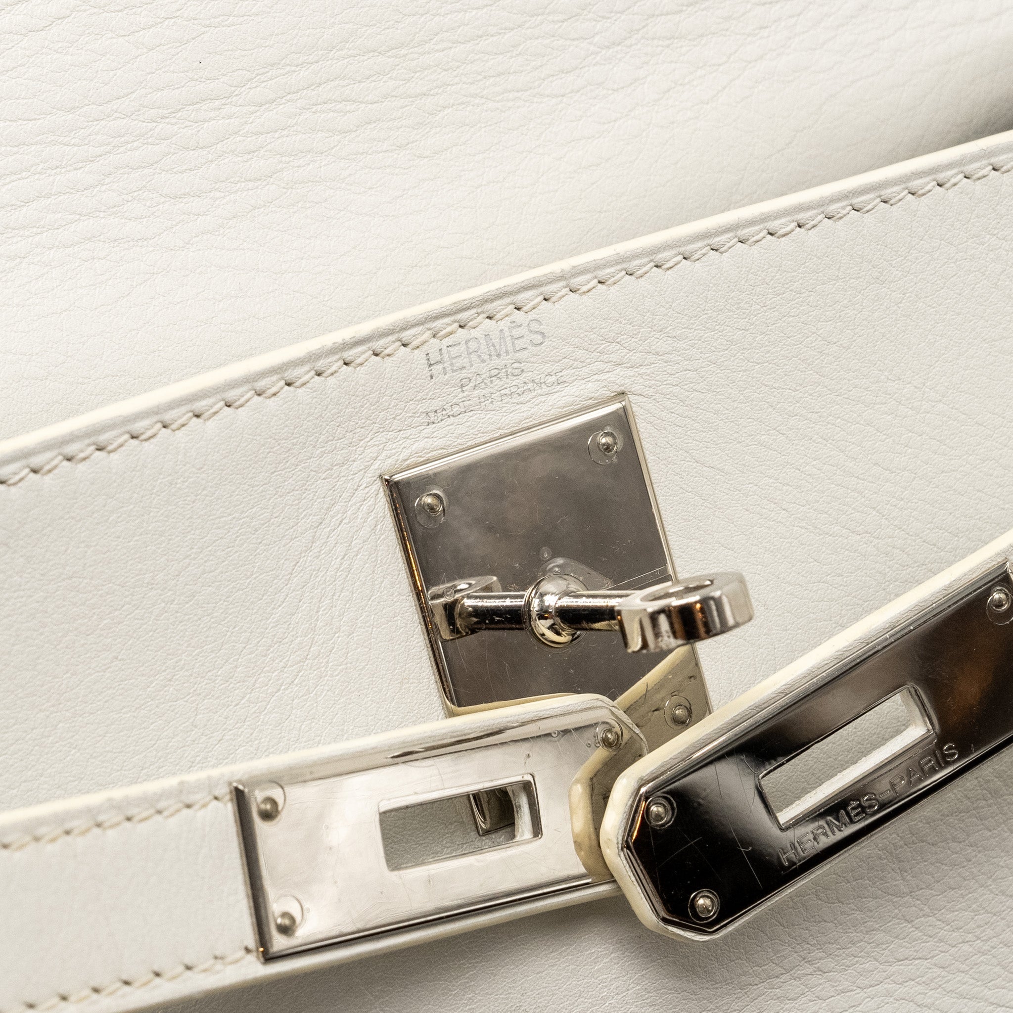 hermes-kelly-28-evercolor-blanc-shw-stamp-square-k