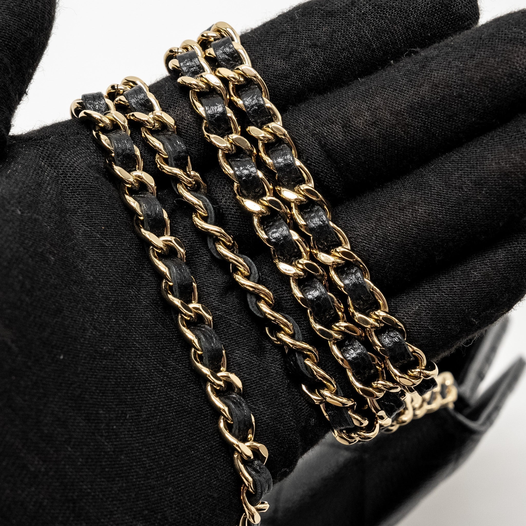 chanel-detailed-cc-logo-wallet-on-chain-caviar-black-ghw-microchip