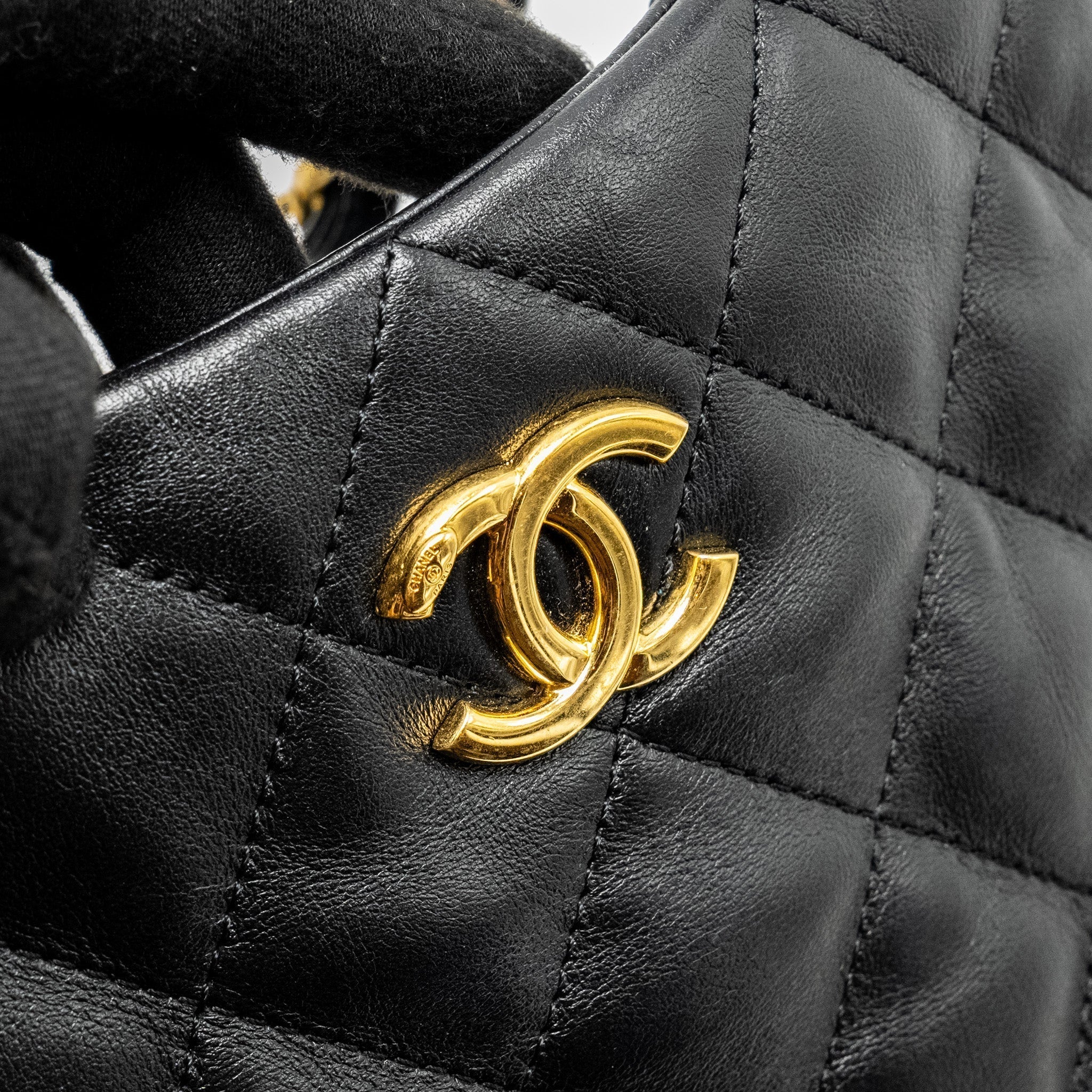 chanel-22k-hobo-shoulder-bag-lambskin-black-ghw-microchip-1
