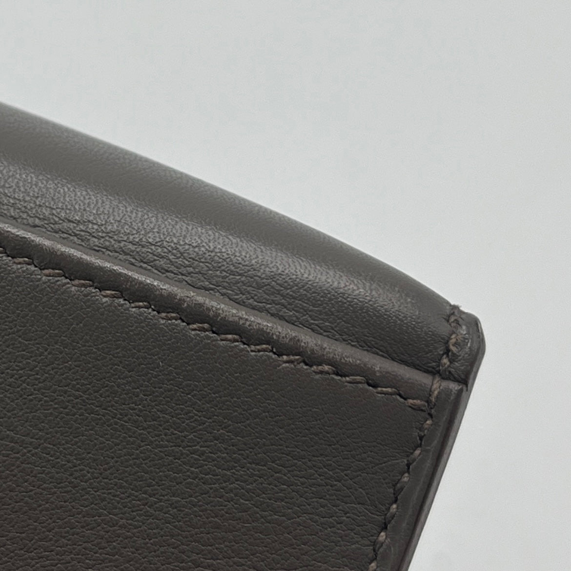 hermes-kelly-pochette-swift-8f-gris-etain-ghw-stamp-square-p